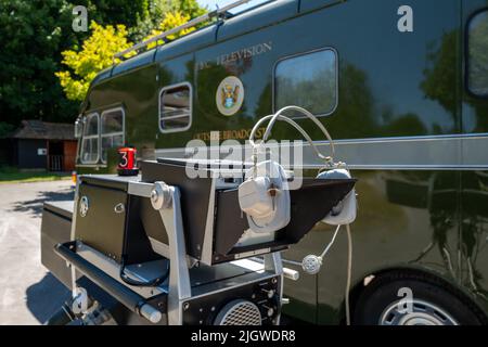 YE Mk7 Broadcast Camera Outside a restaured BBC Outside Broadcast Van from 1963 - Code Name MCR21. Visto al Museo del vapore di Amberley, Sussex Foto Stock