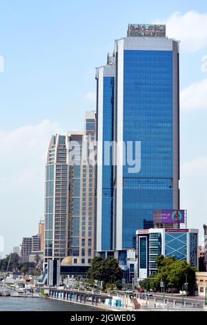 Cairo, Egitto, 10 2022 luglio: L'esterno della banca nazionale d'Egitto al Ahly banca egiziana sul fiume Nilo, un alto grattacielo principale amministrativo Foto Stock