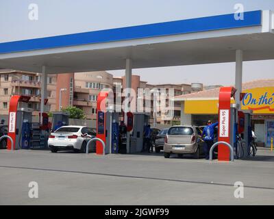 Cairo, Egitto, giugno 6 2022: Fuoco selettivo della stazione di benzina e di petrolio di Mobil, una stazione di benzina della società di Mobil ExxonMobil per l'indenne globale di petrolio Foto Stock