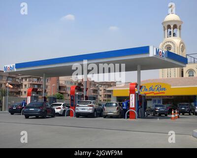 Cairo, Egitto, giugno 6 2022: Fuoco selettivo della stazione di benzina e di petrolio di Mobil, una stazione di benzina della società di Mobil ExxonMobil per l'indenne globale di petrolio Foto Stock