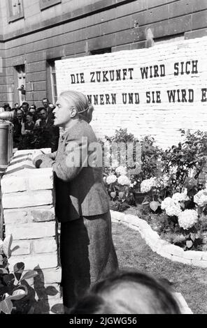 Schriftstellerin Anna Seghers sricht auf einer Kundgebung zum Tag des freien Buches vor der Humboldt-Universität a Berlino, Germania 1947. Foto Stock