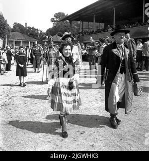 Großtreffen der Pommers auf der Trabrennbahn Ruhleben - Original-Bildunterschrift: Alte pommersche Trachten marschierten in dem historischen Umzug mit. Hier sind es Pyritzer, Berlino, Germania 1955. Foto Stock