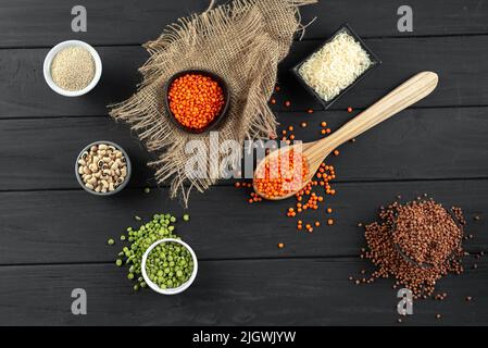 Super food tag con semi di fieno, semi di grano saraceno, semi di lino d'oro e semi di lino marroni. Superfood. Pasti sani e privi di glutine. Cibo di grano antico set Foto Stock