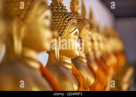 Fila di statue di Buddha a Wat Phutthaisawa in Ayutthaya Foto Stock