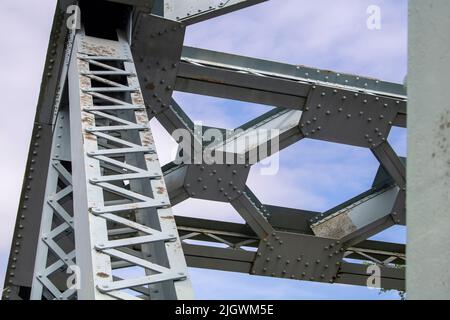 Dettaglio strutturale del ponte a traliccio Foto Stock