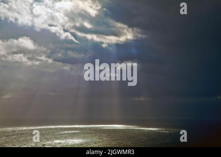 Una vista dell'oceano atlantico che cattura la luce a Neist Point, Isola di Skye Foto Stock