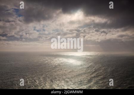 Inseguendo la luce attraverso l'oceano Atlantico a Neist Point, Isola di Skye, Regno Unito Foto Stock