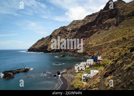 Poche piccole case sulla costa, Roque de Bermejo, Tenerife, Isole Canarie, Spagna Foto Stock