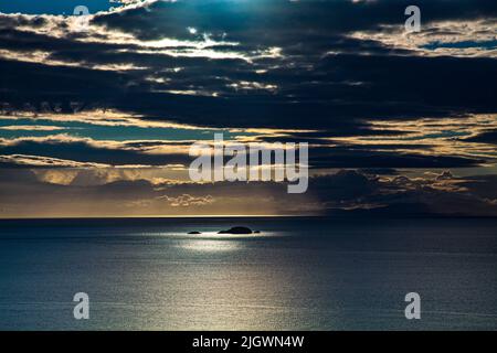 Una foto a lunga esposizione scattata guardando verso il mare mentre il sole tramonta sulla costa di Flogigarry sull'isola di Skye, Scozia Foto Stock