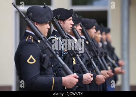 13 luglio 2022, Baviera, Grafenwöhr: I soldati degli Stati Uniti stanno in guardia durante la visita del presidente tedesco a Grafenwoehr. Foto: Daniel Karmann/dpa Foto Stock