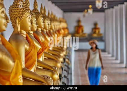 Donna thailandese che guarda le statue del Buddha a Wat Phutthaisawa in Ayutthaya Foto Stock