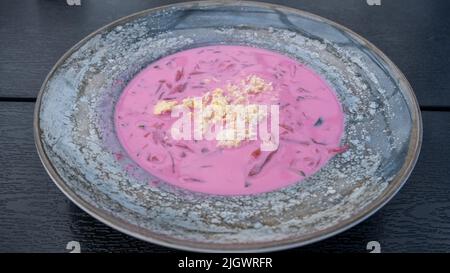 Il borsello freddo o la zuppa di barbabietola fredda è una varietà fredda di borsch - zuppa di barbabietole tradizionale ad alcuni paesi dell'Europa orientale e slavo Foto Stock