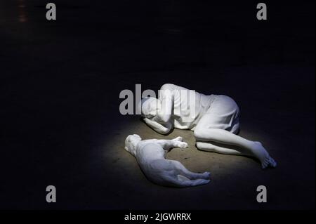 13 /07/2021 -Milano = Mostra di Maurizio Cattelan in Hangar Bicocca: Breath Ghosts Blind. Nella foto: Breath, 2021, marmo bianco Carrara Foto Stock