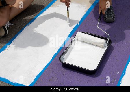 Linee di pagamento per la verniciatura a rullo e a pennello Foto Stock