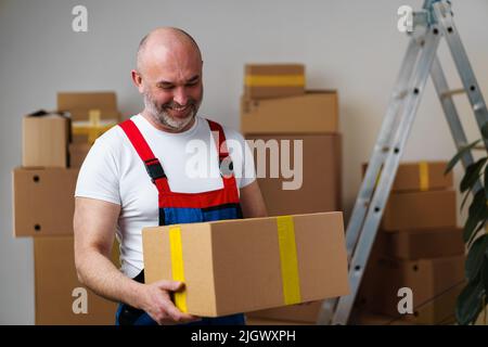 Uomo di mezza età in uniforme custodia di cartone, ritratto Foto Stock