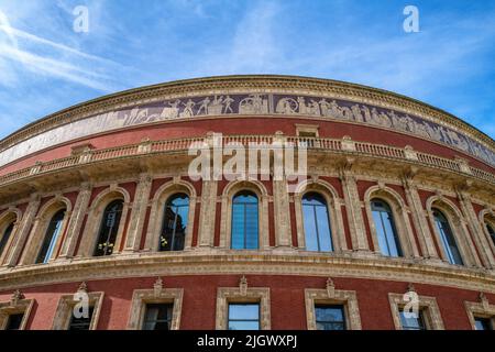 Londra, Regno Unito - 17 aprile 2022: Vista diurna della Royal Albert Hall, Londra. Aperto dalla Regina Vittoria nel 1871 come omaggio al Principe Alberto. Il mondo f Foto Stock