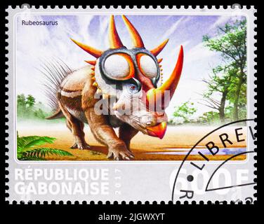 MOSCA, RUSSIA - 17 GIUGNO 2022: Francobollo stampato in Gabon mostra Rubeosaurus, serie Dinosaurs, circa 2017 Foto Stock