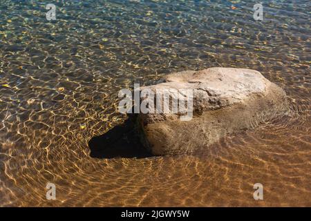 La grande laguna poco profonda del Mar Rosso sullo sfondo della distesa di sabbia Foto Stock