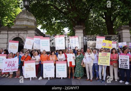 La gente partecipa a una manifestazione da parte di fornitori di servizi di assistenza all'infanzia e sostenitori al di fuori della Leinster House a Dublino per protestare contro i piani governativi per il settore e minacciare una serie di chiusure. Data foto: Mercoledì 13 luglio 2022. Foto Stock