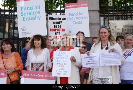 La gente partecipa a una manifestazione da parte di fornitori di servizi di assistenza all'infanzia e sostenitori al di fuori della Leinster House a Dublino per protestare contro i piani governativi per il settore e minacciare una serie di chiusure. Data foto: Mercoledì 13 luglio 2022. Foto Stock