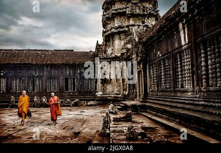 Angkor Wat, Siem Reap, Cambogia, 01/07/15L, due monaci che camminano all'interno del tempio Angkor Wat in Cambogia. Foto Stock