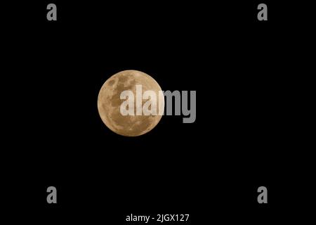 Perth WA, Australia. Luglio 13th, 2022. Luna piena buck visto sullo sfondo di un cielo nero nel mese di luglio. Credit: Joe Kuis /Alamy Reportage Foto Stock