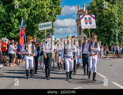 Straznice, Repubblica Ceca - 25 giugno 2022 Festival Internazionale del Folklore. Gli slovacchi portano i simboli del loro paese al festival di Straznice Foto Stock