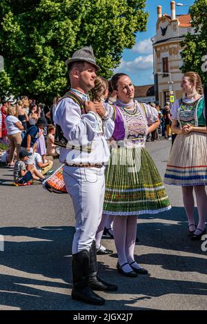 Straznice, Repubblica Ceca - 25 giugno 2022 Festival Internazionale del Folklore. Slovacchi in costumi popolari al festival di Straznice Foto Stock