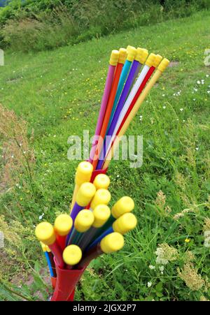 Cavi in fibra ottica tappati che sporgono da terra in una zona rurale della Germania settentrionale (Ruegen) Foto Stock