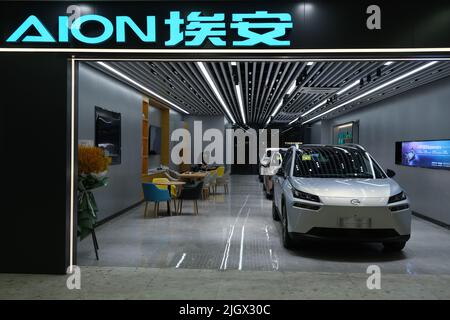 Shanghai.China-Gen.2III 2022: Aion (GAC New Energy) EV negozio e auto elettrica. Un marchio cinese di veicoli elettrici di Guangzhou Automobile Corporation Foto Stock
