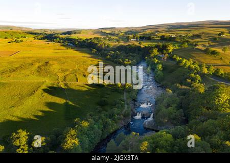 Il River Tees che scorre sopra la forza bassa in estate, Bowlees, Teesdale, contea di Durham, Regno Unito Foto Stock