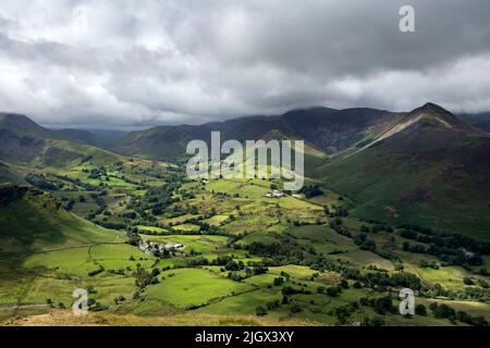 La vista sulla valle di Newlands verso Causey Pike, Scar Crags, Crag Hill e Ard Crags dalla cima di Cat Bells, Lake District, Cumbria, Regno Unito Foto Stock