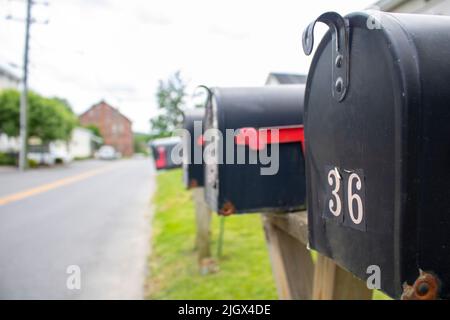 fila di cassette postali in legno e metallo suban Foto Stock