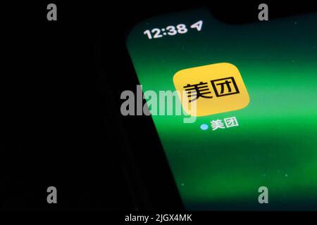 Shanghai, Cina, febbraio 19th 2022: Chiudi l'icona dell'app mobile Meituan sullo schermo del telefono. Meituan precedentemente Meituan-Dianping, è una piattaforma di shopping cinese Foto Stock