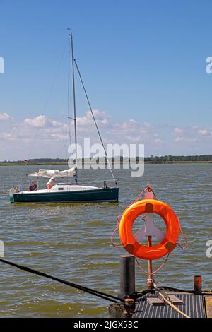 Barca a vela, boa di sicurezza, Porto, Wustrow, Meclemburgo-Pomerania occidentale, Germania Foto Stock