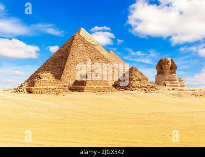 Il complesso della Piramide d'Egitto e la Grande Sfinge nella necropoli di Giza Foto Stock