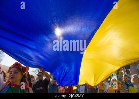 La gente si riunisce e marcia durante la marcia “Londra sta con l’Ucraina” per dimostrare solidarietà con l’Ucraina nel centro di Londra. Foto Stock