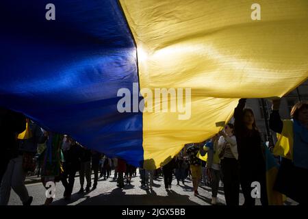 La gente si riunisce e marcia durante la marcia “Londra sta con l’Ucraina” per dimostrare solidarietà con l’Ucraina nel centro di Londra. Foto Stock