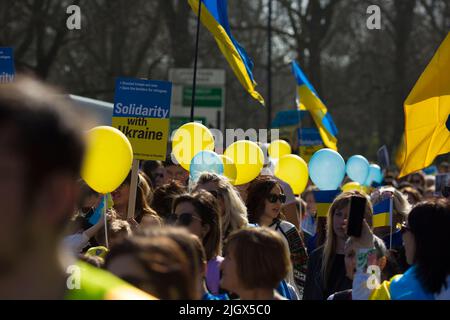 La gente si riunisce e marcia durante la marcia “Londra sta con l’Ucraina” per dimostrare solidarietà con l’Ucraina nel centro di Londra. Foto Stock