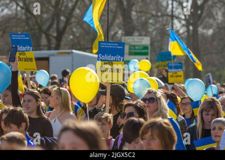 La gente si riunisce e marcia durante la marcia “Londra sta con l’Ucraina” per dimostrare solidarietà con l’Ucraina nel centro di Londra. Foto Stock