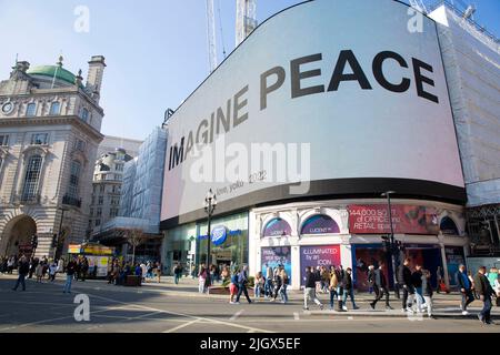 “IMMAGINE PEACE”, un messaggio di Yoko Ono viene visualizzato sul grande quadro elettrico durante la marcia “London Stands with Ukraine” a Londra. Foto Stock