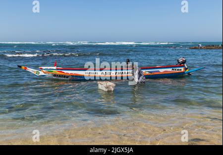 Dakar, Senegal. 18 agosto 2019: Pescatori con una barca da pesca in una spiaggia a Dakar, una delle molte spiagge di pesca di Dakar, Senegal, Africa occidentale Foto Stock