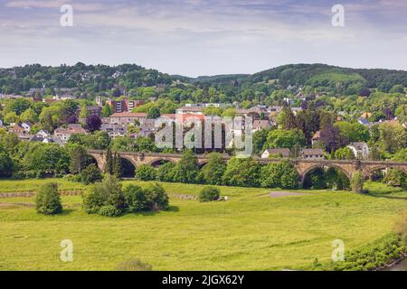 Ponte ferroviario nel villaggio di Bommern, visto da Hohenstein vicino a Witten Foto Stock