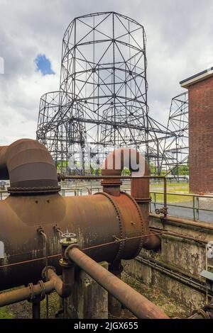 Editoriale: DORTMUND, RENANIA SETTENTRIONALE-VESTFALIA, GERMANIA, 11 GIUGNO 2022 - telai di torri di raffreddamento nella cokeria di Hansa, visto dall'ingresso del Th Foto Stock