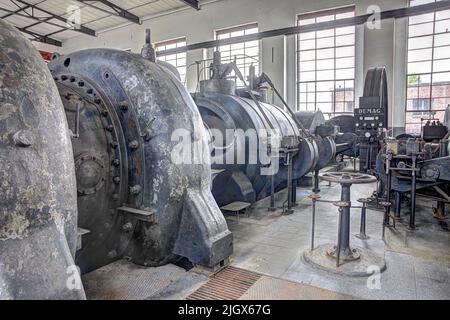 Editoriale: DORTMUND, RENANIA SETTENTRIONALE-VESTFALIA, GERMANIA, 11 GIUGNO 2022 - in piedi accanto ad un compressore gigante nella sala compressori della coking di Hansa p Foto Stock