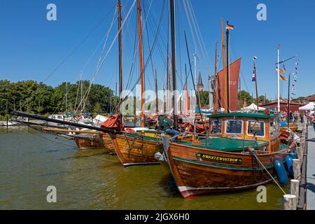 Barche in legno, Porto, Wustrow, Meclemburgo-Pomerania occidentale, Germania Foto Stock