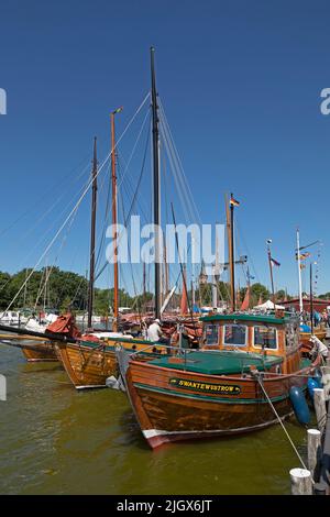 Barche in legno, Porto, Wustrow, Meclemburgo-Pomerania occidentale, Germania Foto Stock