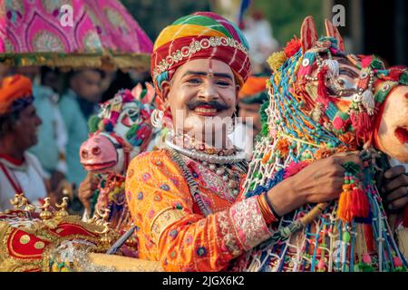 Jaipur, Rajasthan, India- 05 aprile 2022: Uomo che gioca dandiya nel festival di gangaur jaipur. Foto Stock
