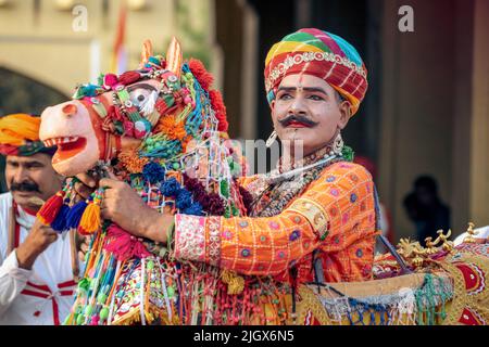 Jaipur, Rajasthan, India- 05 aprile 2022: Uomo che gioca dandiya nel festival di gangaur jaipur. Foto Stock
