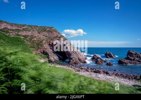 Un arco marino naturale vicino a Portknockie sulla costa nord-orientale della Scozia. Foto Stock